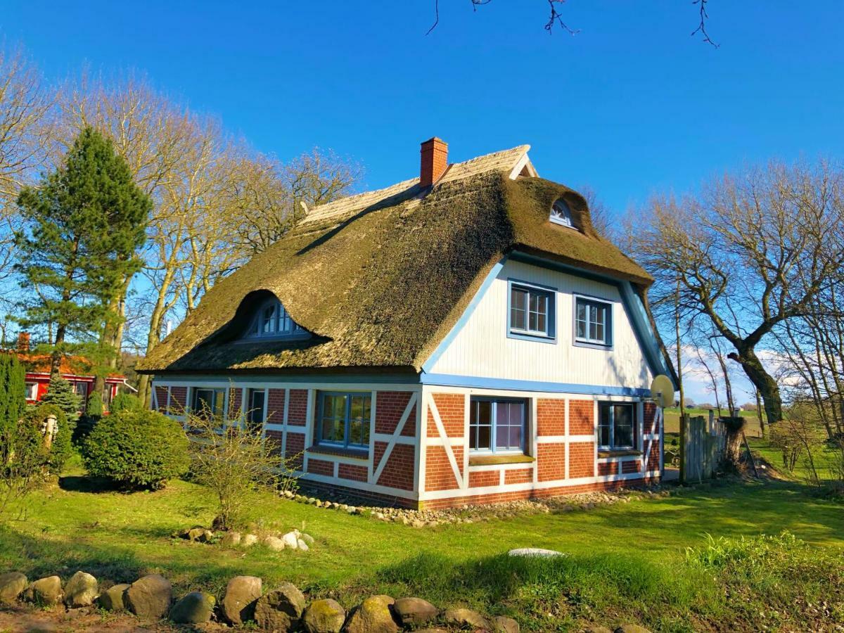 Ferienwohnungen Im Reetdachhaus Ummanz Buitenkant foto