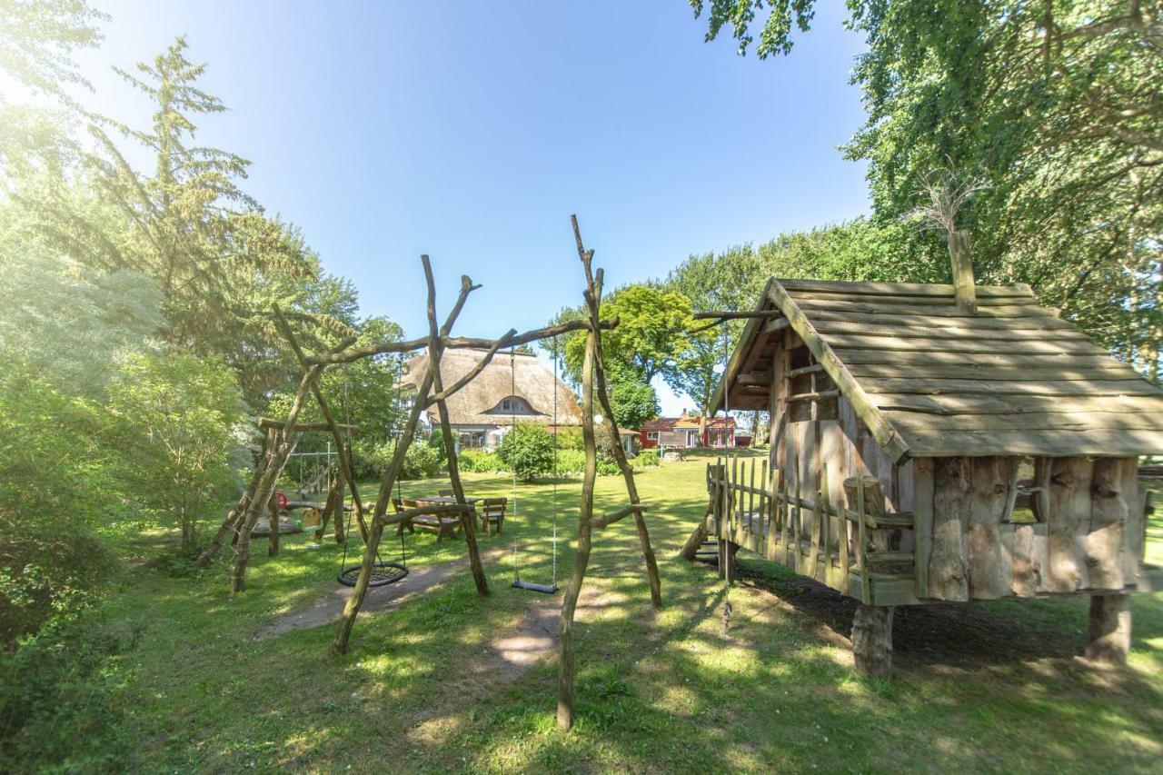 Ferienwohnungen Im Reetdachhaus Ummanz Buitenkant foto