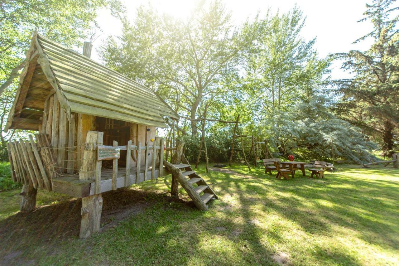 Ferienwohnungen Im Reetdachhaus Ummanz Buitenkant foto